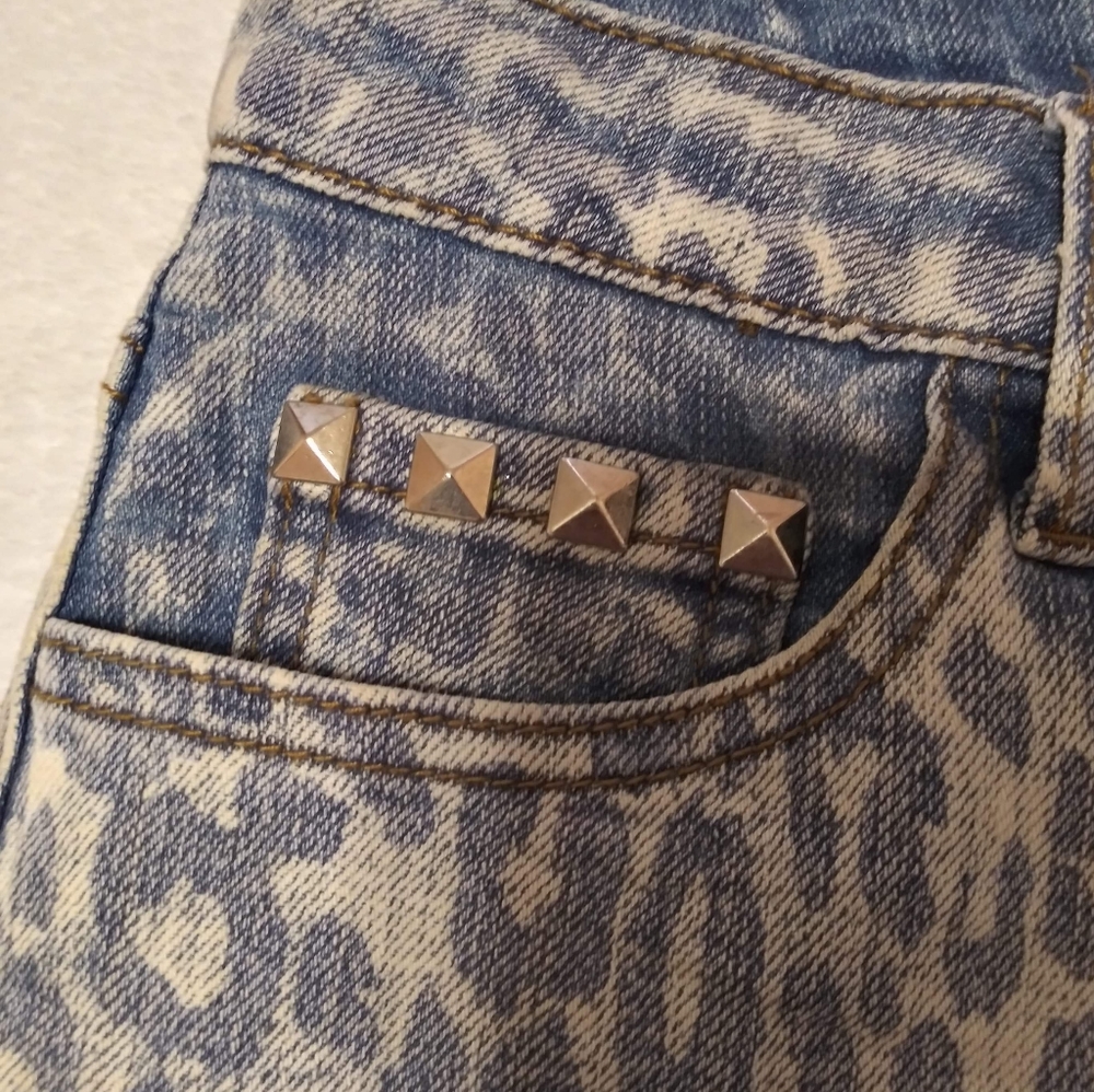 ChiQle Animal Print Jean Shorts Size Large - Picture 3 of 7